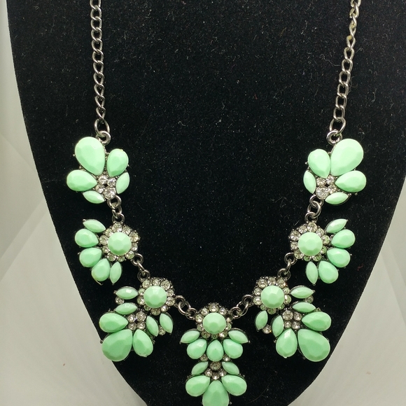 Green and Crystal Flowering Necklace - Picture 4 of 4